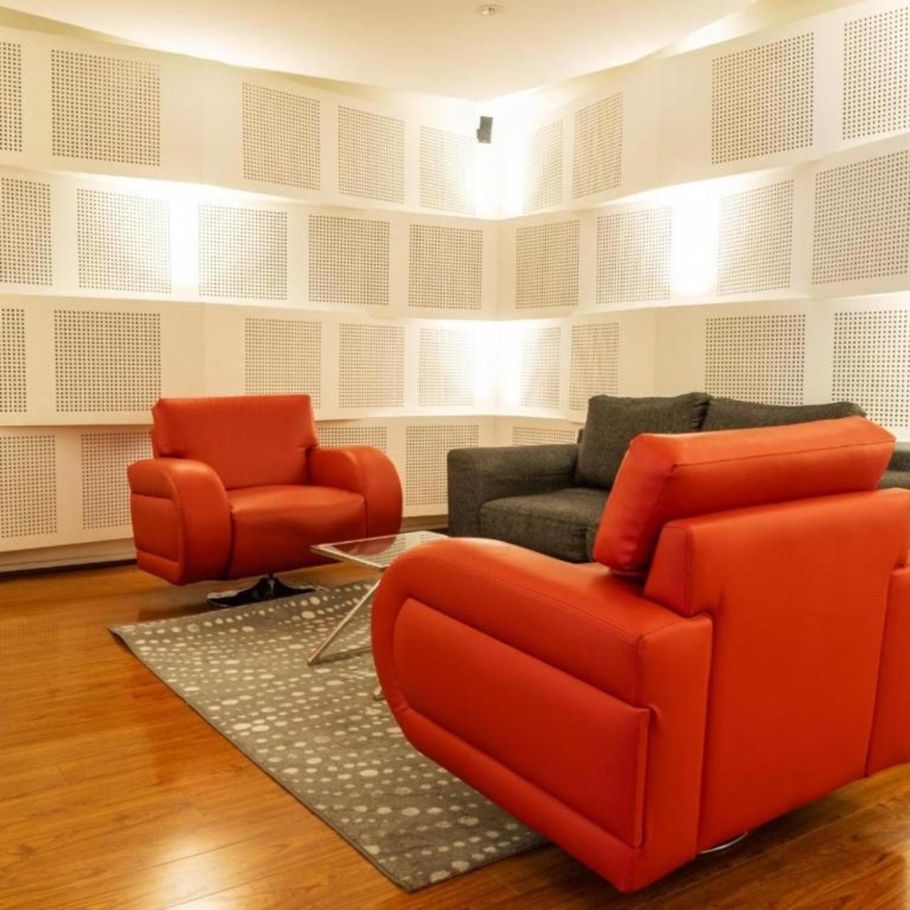 Quo Quality Hotel Manizales Zewnętrze zdjęcie A room with sound absorbing wall panels