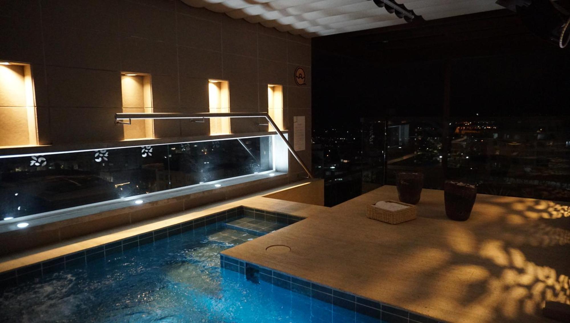 Quo Quality Hotel Manizales Zewnętrze zdjęcie The rooftop pool at the hotel