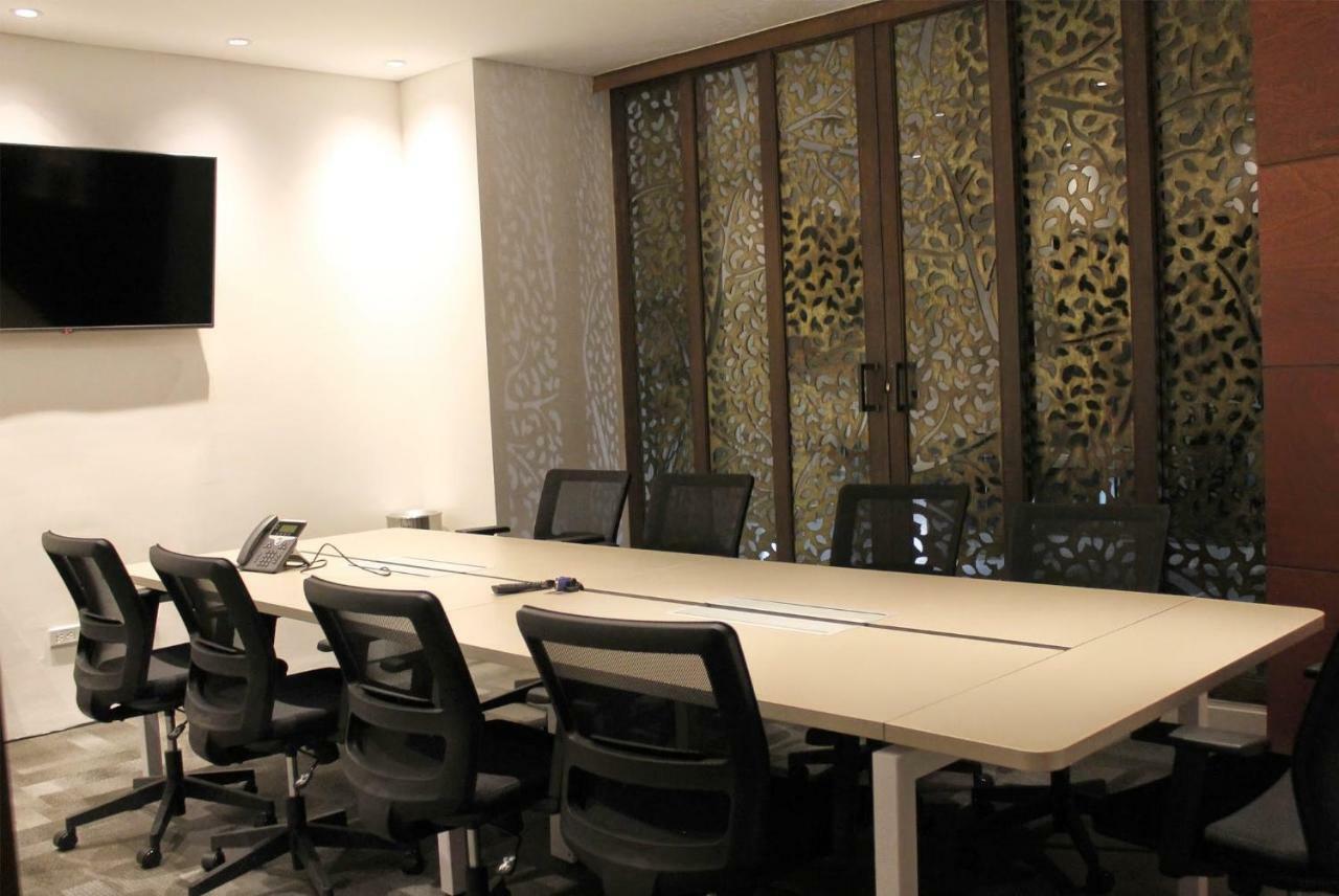 Quo Quality Hotel Manizales Zewnętrze zdjęcie A meeting room at the headquarters of the National University of Ireland, Galway