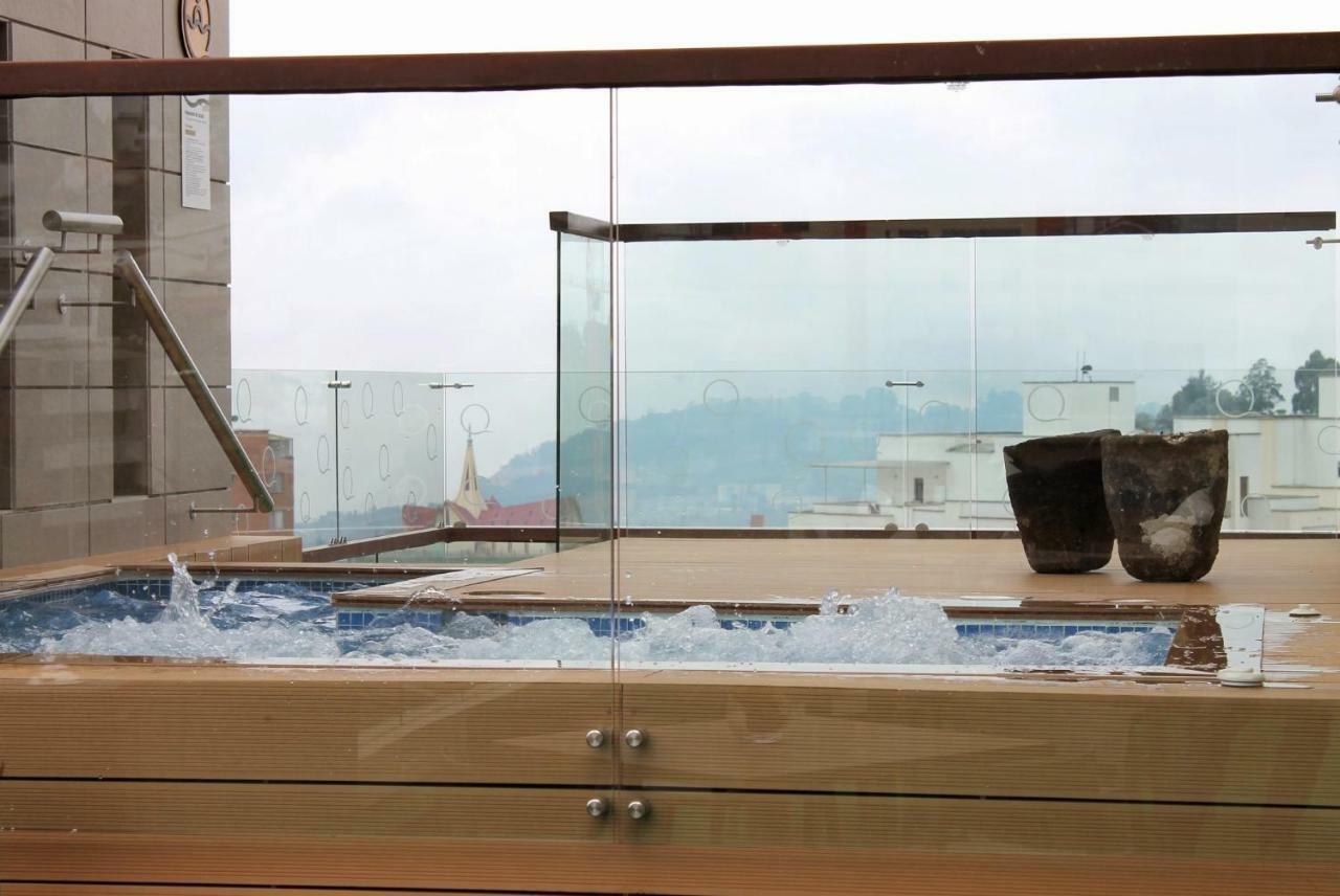 Quo Quality Hotel Manizales Zewnętrze zdjęcie A glass balustrade