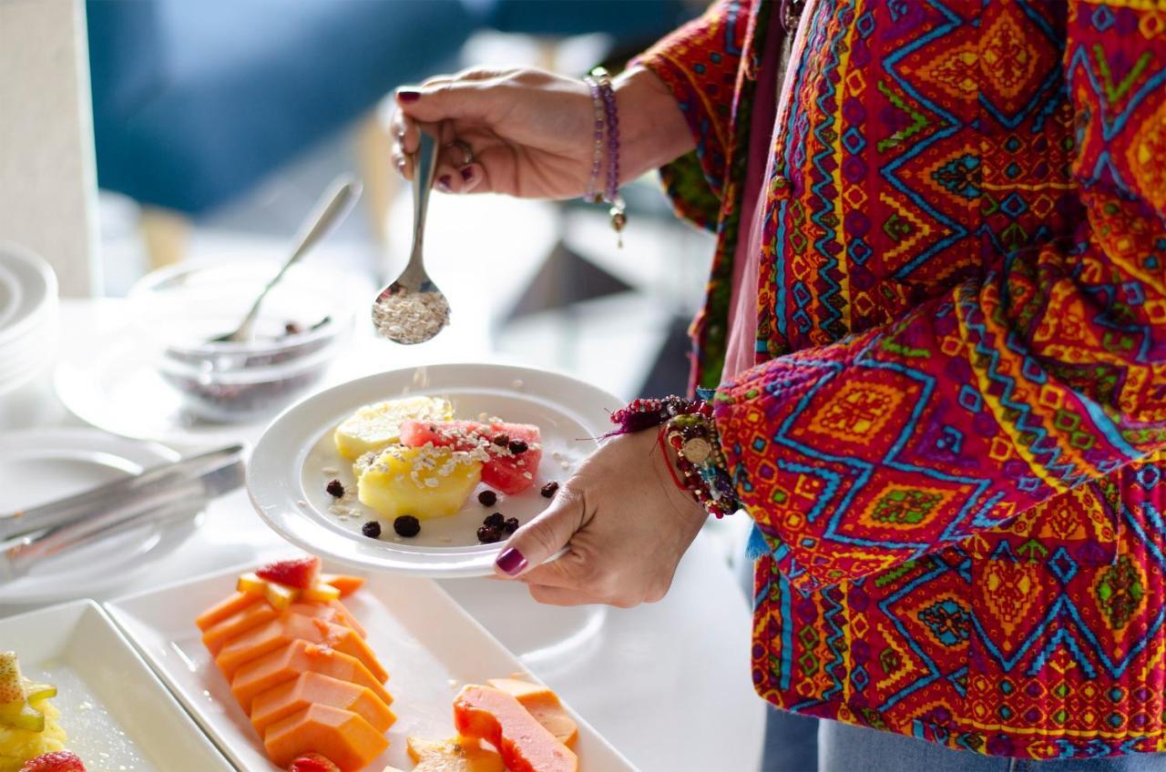 Quo Quality Hotel Manizales Zewnętrze zdjęcie A woman using a spoon